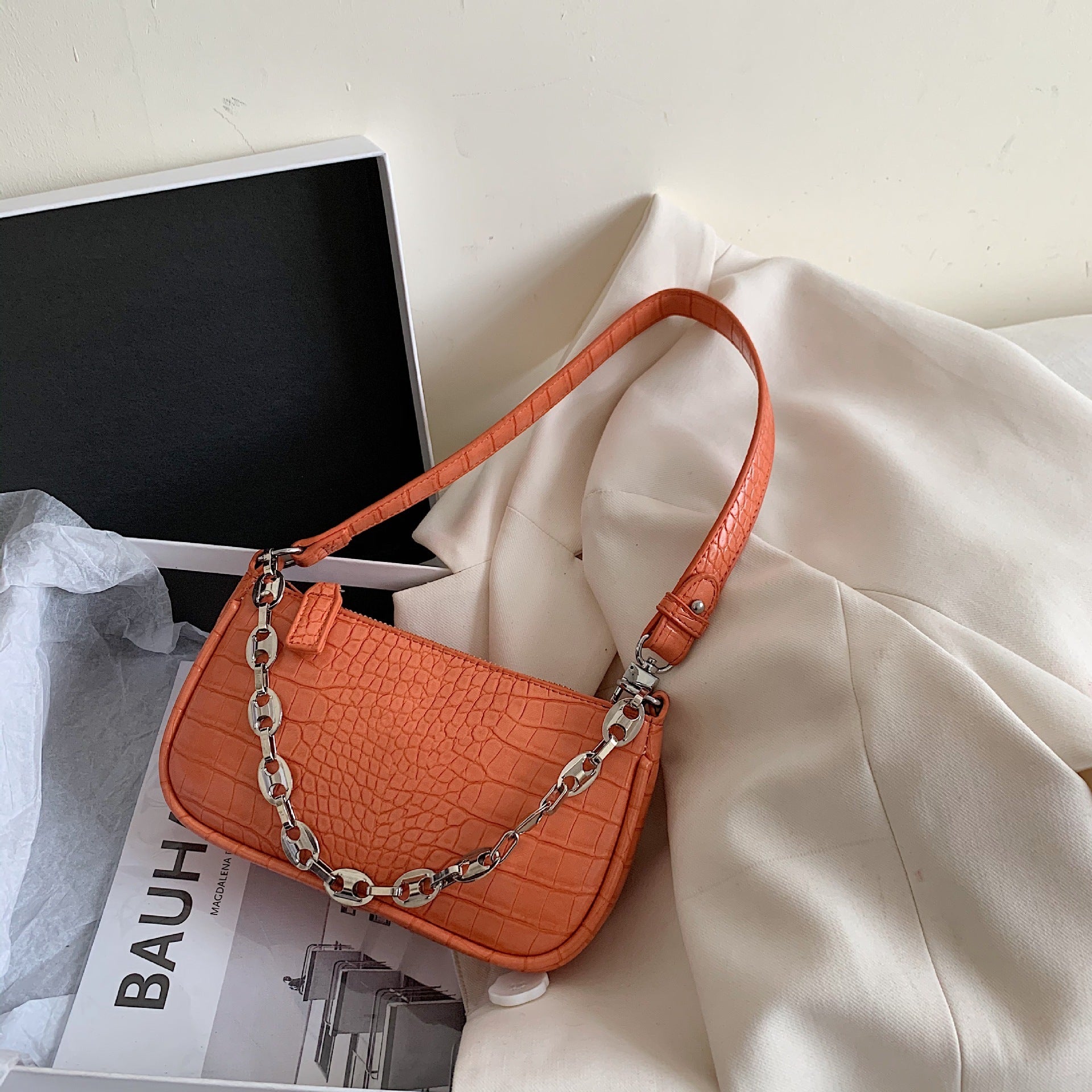 Chain diagonal underarm bag
...
Price:8.9 0MR
Free Shipping in Oman
Available now at Riza Trending Atelier