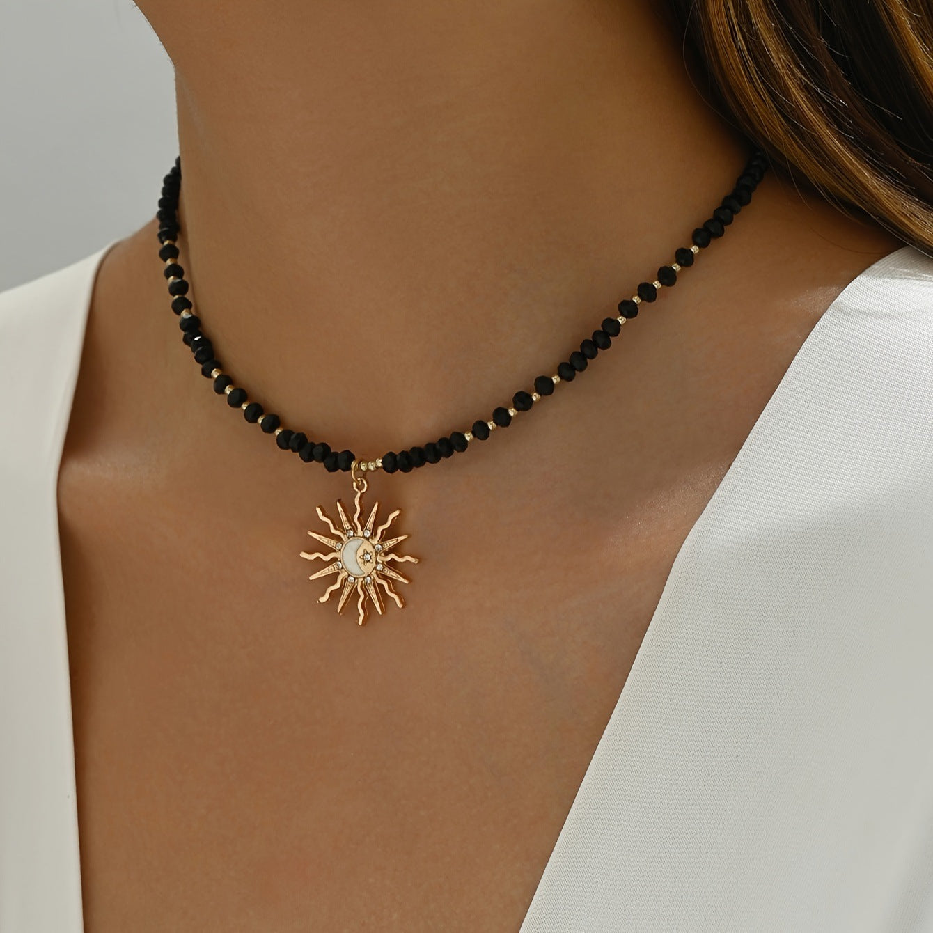 🌞 Fashionable Rhinestone Sun Pendant Necklace - Elegant & All-Match