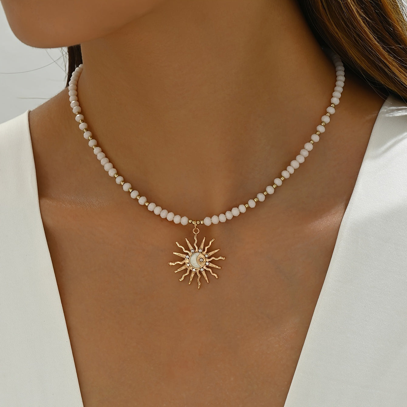 🌞 Fashionable Rhinestone Sun Pendant Necklace - Elegant & All-Match